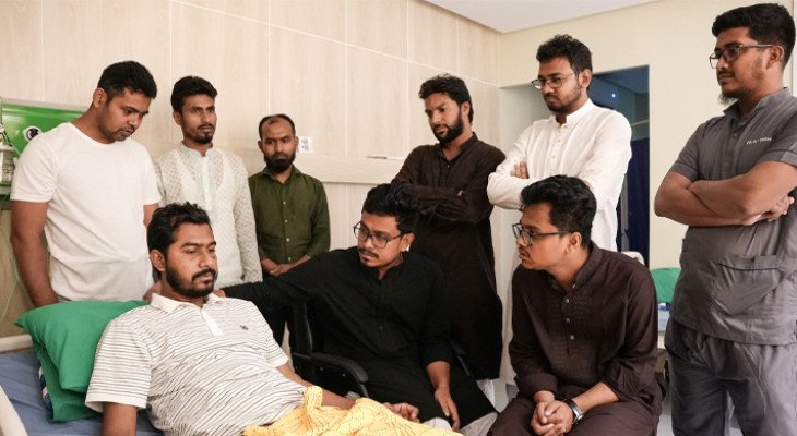 নুরুল হক নুরকে দেখতে গেলেন নবনির্বাচিত ডাকসু বিজয়ী প‍্যানেল